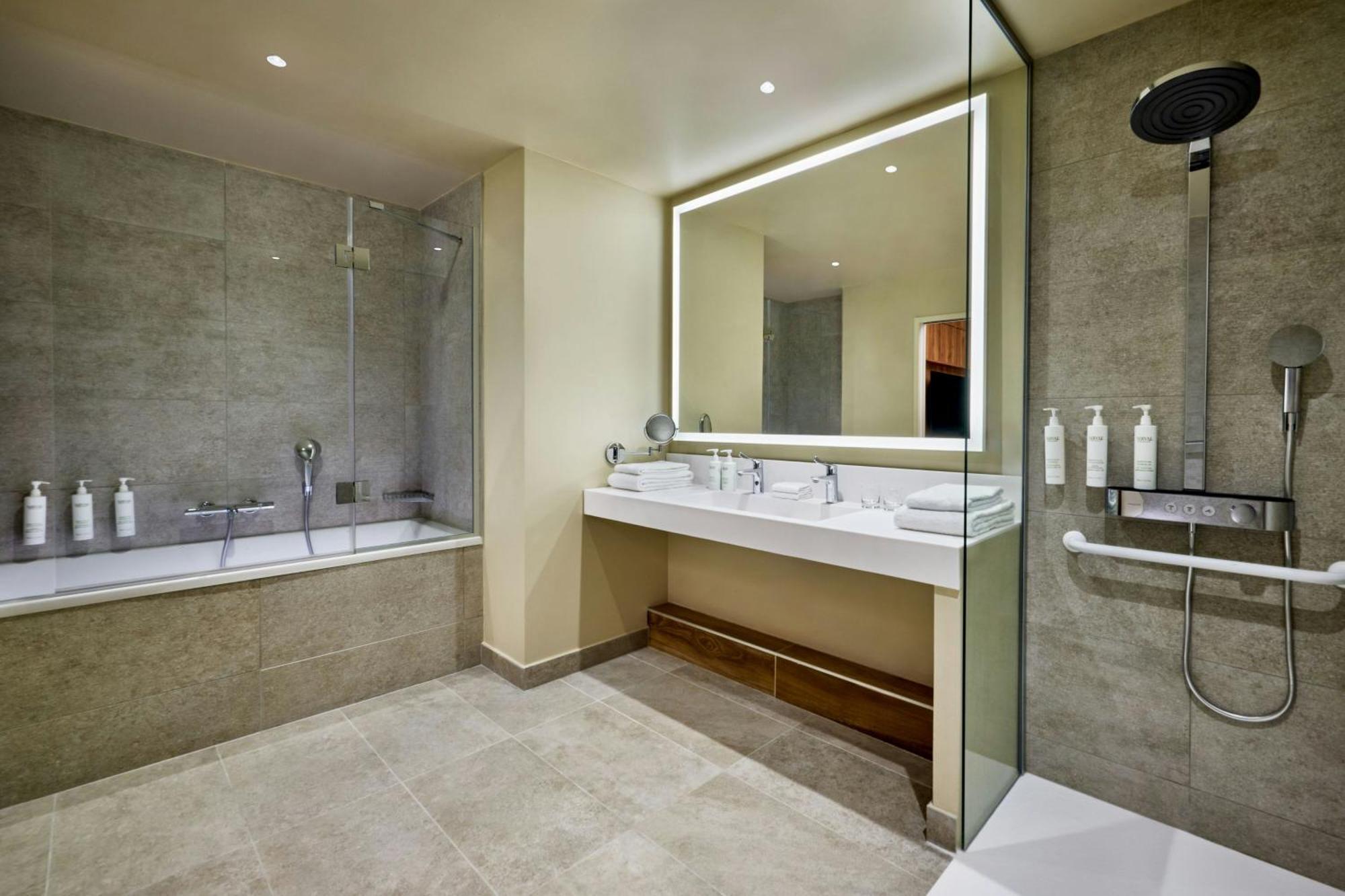 Courtyard By Marriott Lyon Eurexpo Stadium Genas Exterior photo